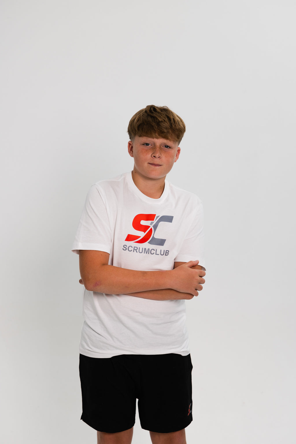 Everyday SC Tee white - full length arms crossed