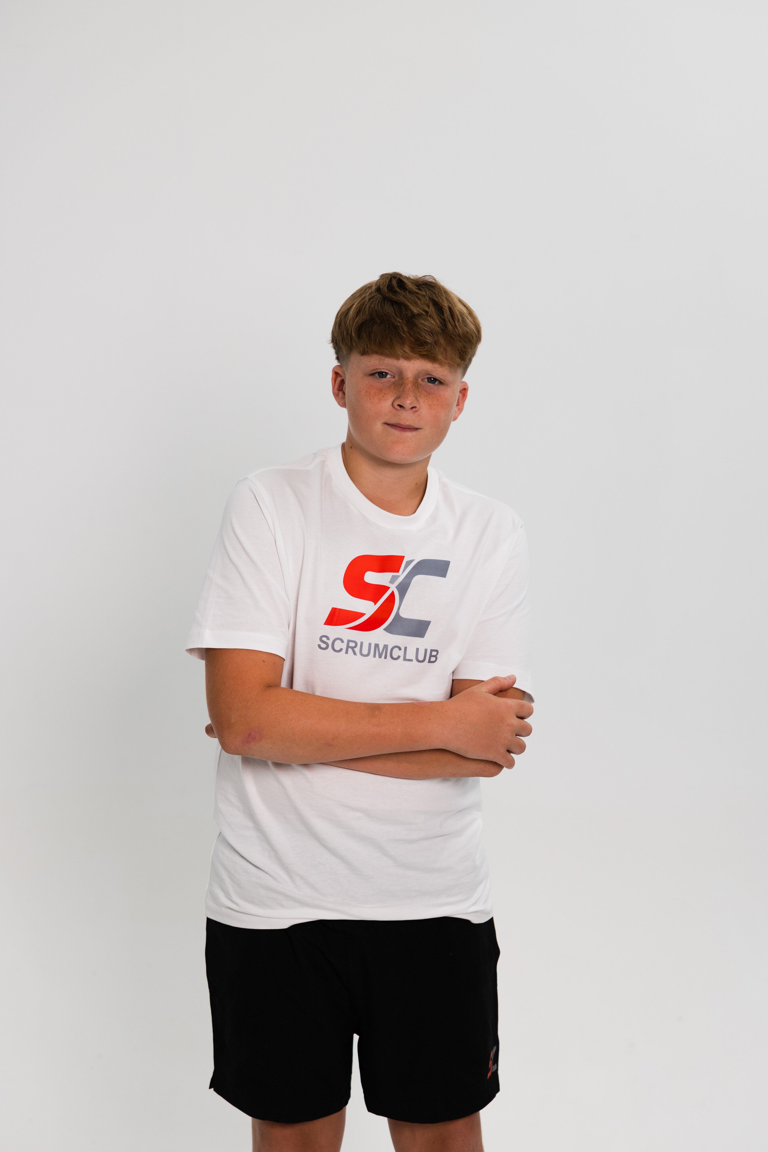 Everyday SC Tee white - full length arms crossed