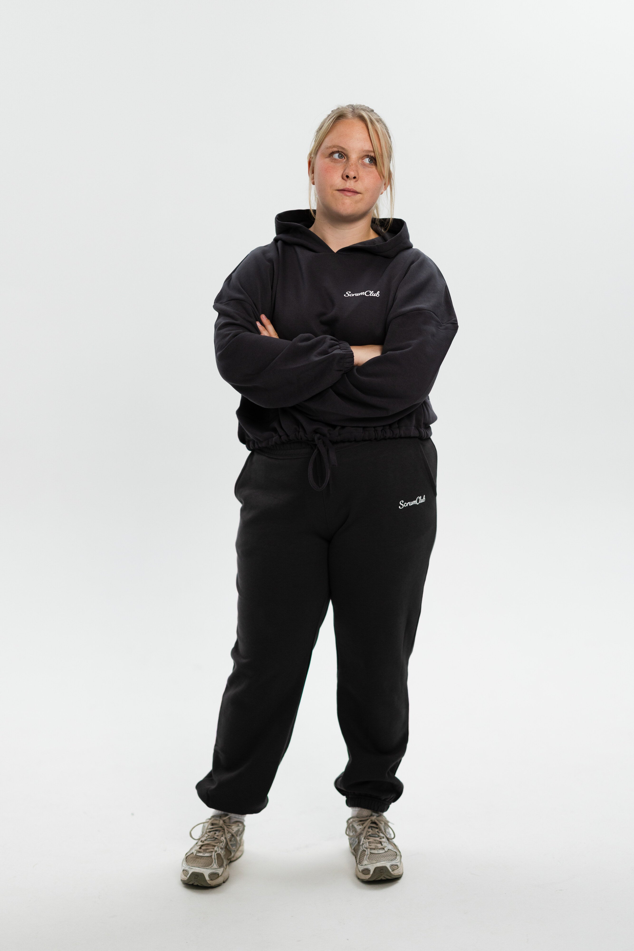 Relaxed Joggers charcoal - full length arms crossed