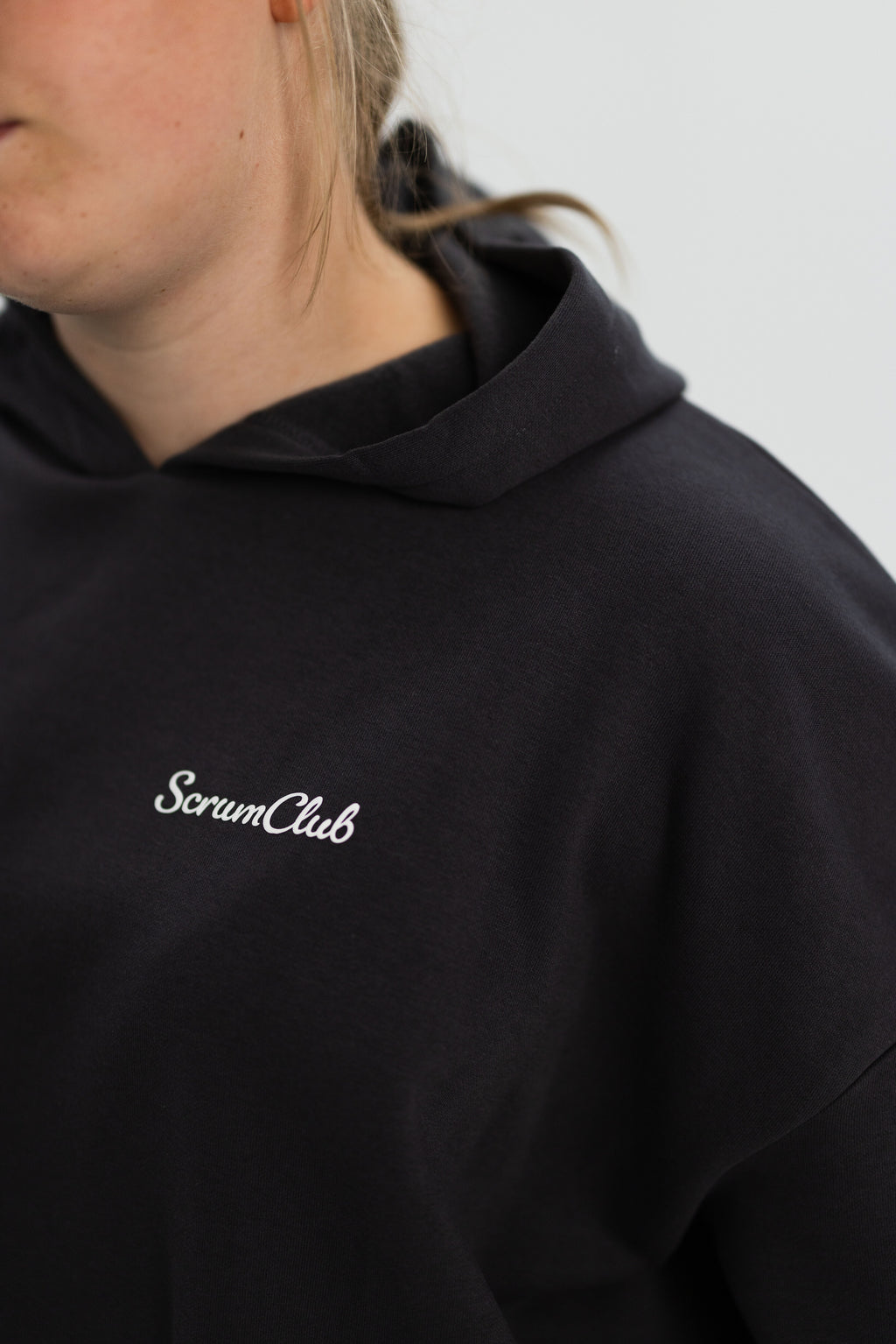 Cropped SC Hoodie charcoal - chest logo detail