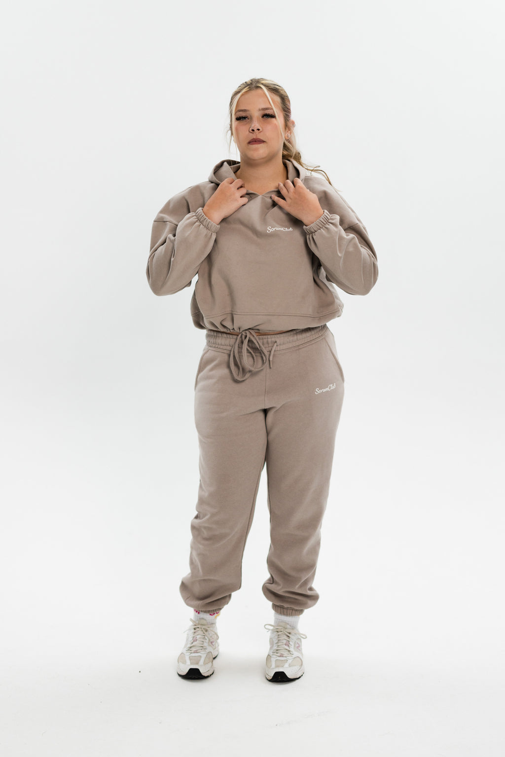 Cropped SC Hoodie stone - full length hands at collar