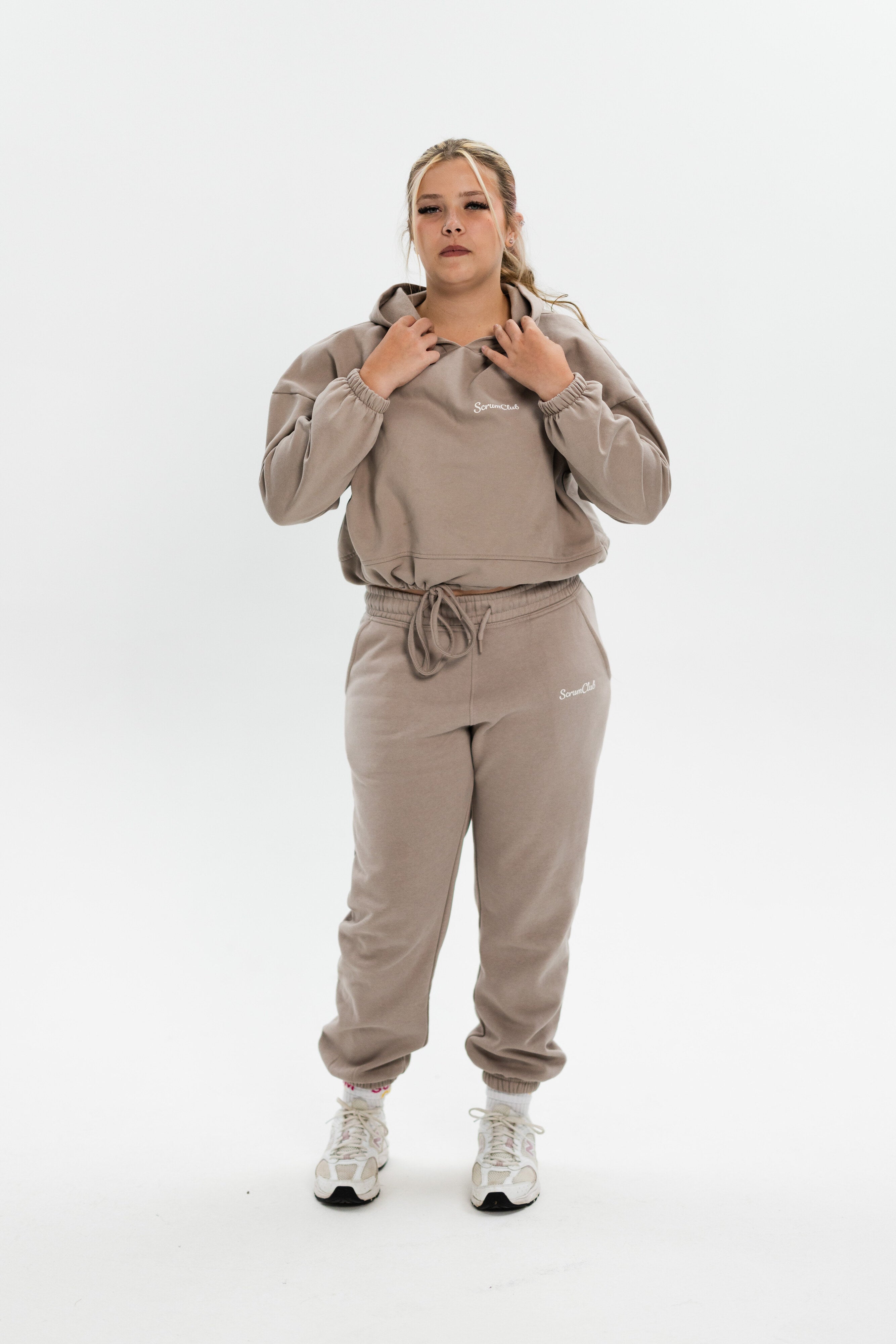Cropped SC Hoodie stone - full length hands at collar