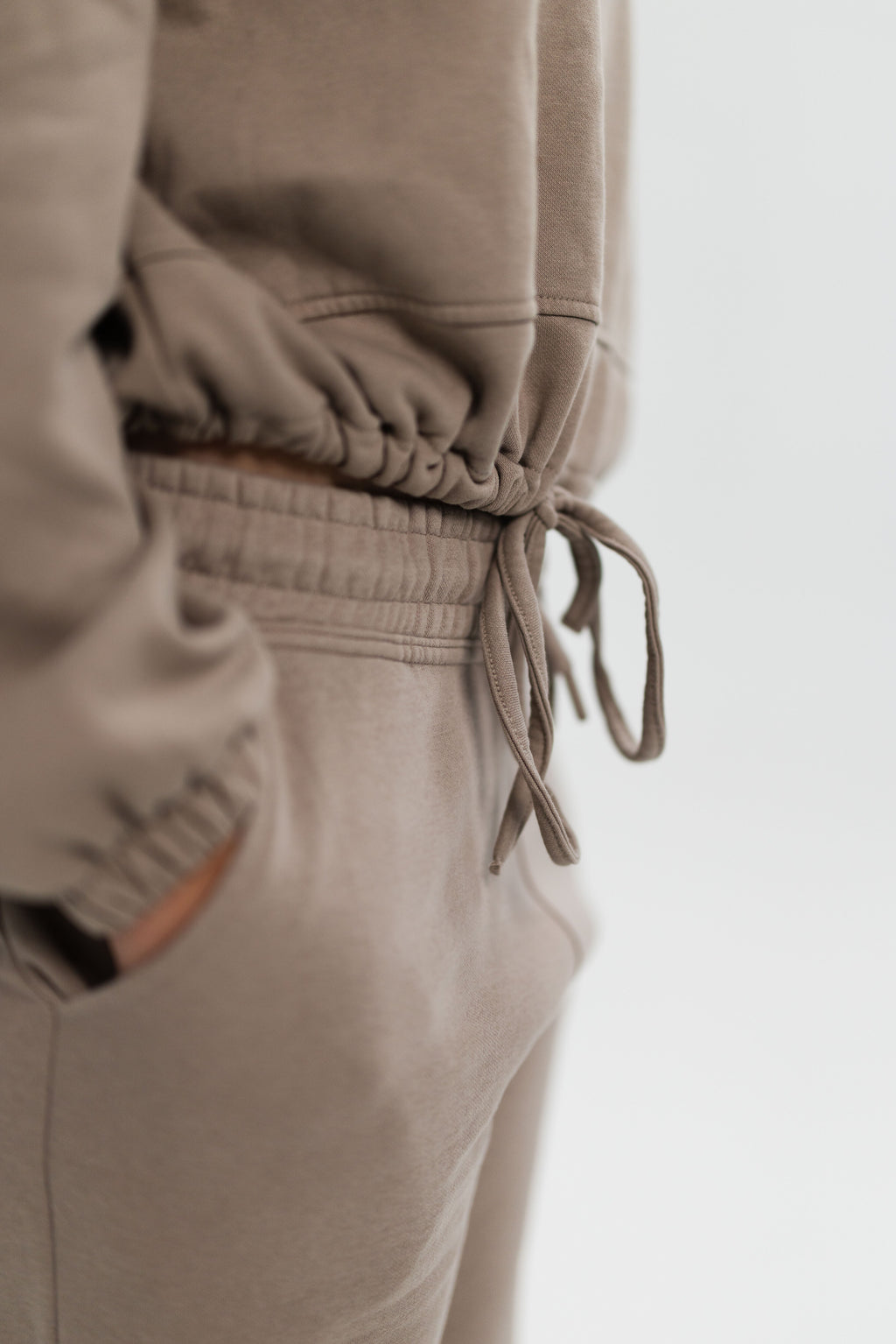 Cropped SC Hoodie stone - drawcord hem detail